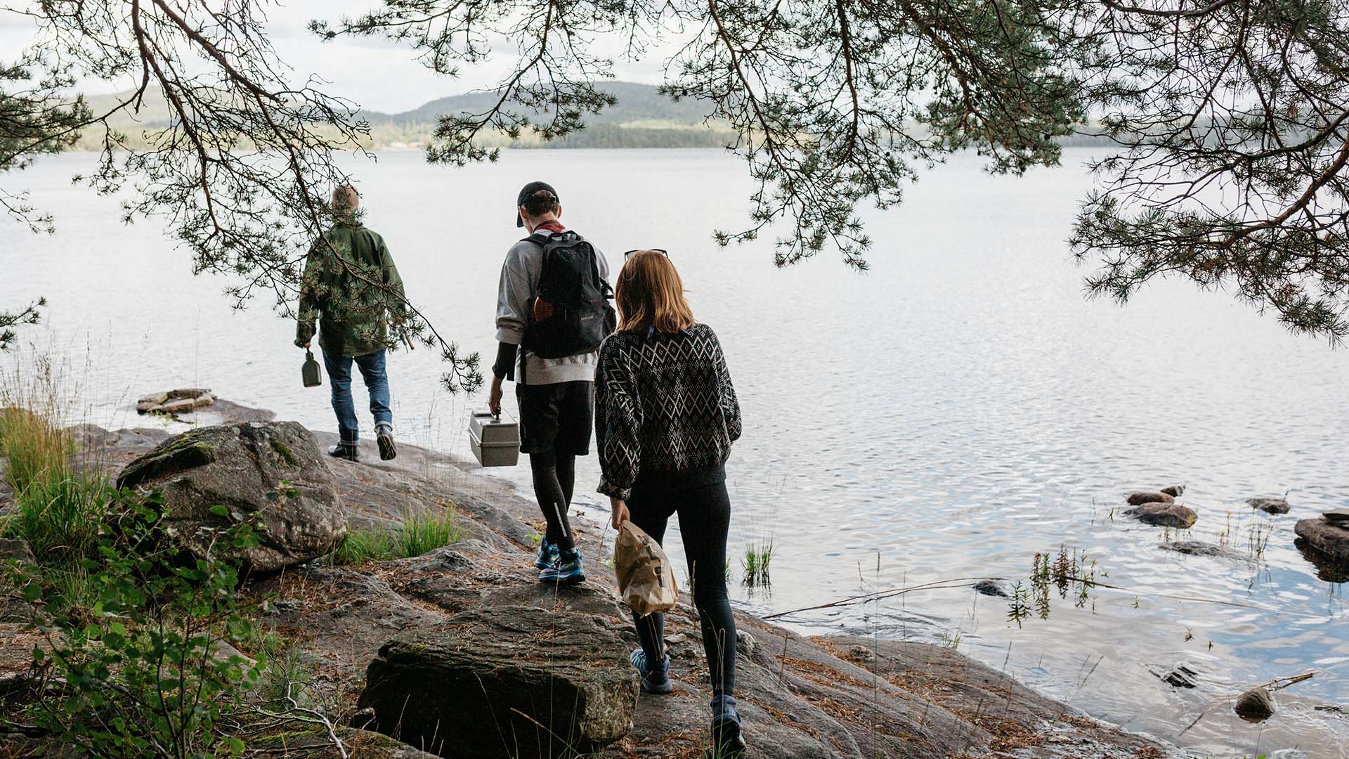 Personer som går på klipphäll