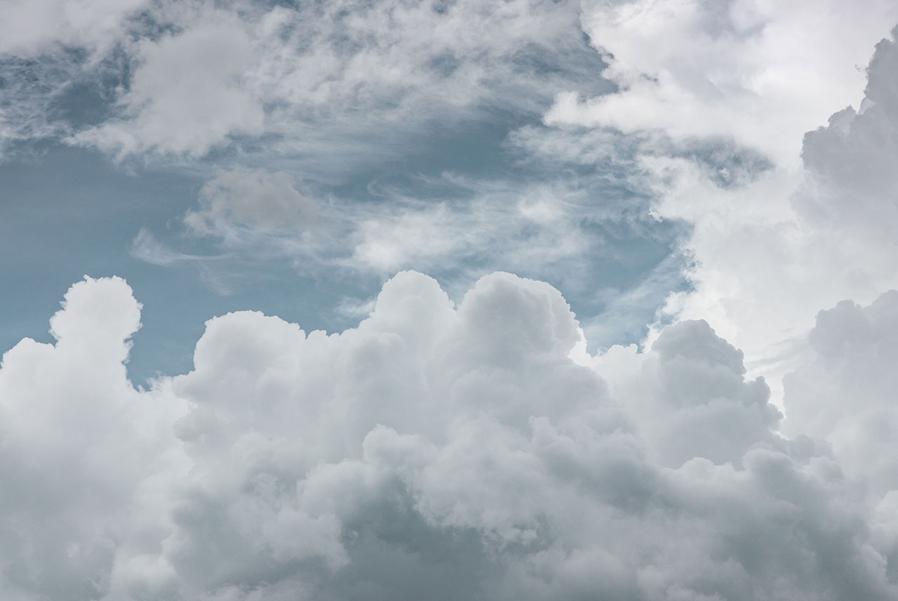 Ljusa moln på himmel. Foto: Martin Adams/Unsplash