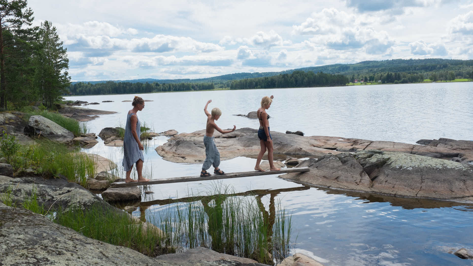 Familj som går på en spång, Leksand.